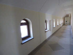 korytarz na piętrze po malowaniu i położeniu płytek