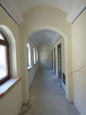 korytarz prowadzący do kościoła po malowaniu
