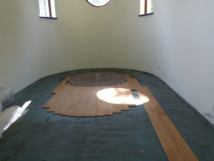 układanie podłogi w chórze zakonnym (kaplicy)