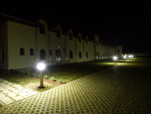 lampy przy klasztorze