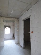 ścianki działowe i instalacja elektryczna na I piętrze